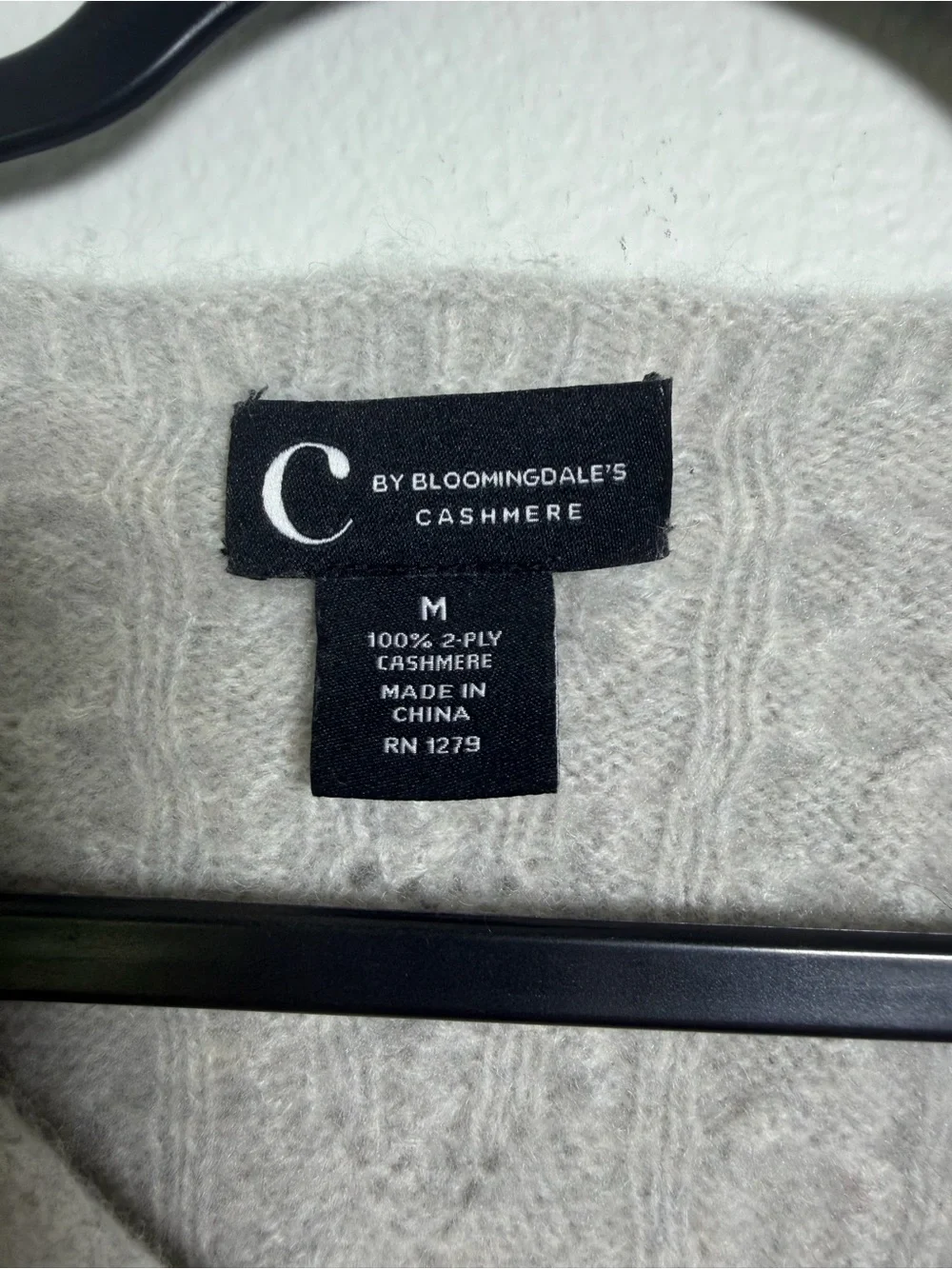 Bloomingdale's 2-Ply 100 % Cashmere Light Grey Cable-Knit V-Neck Sweater Size M